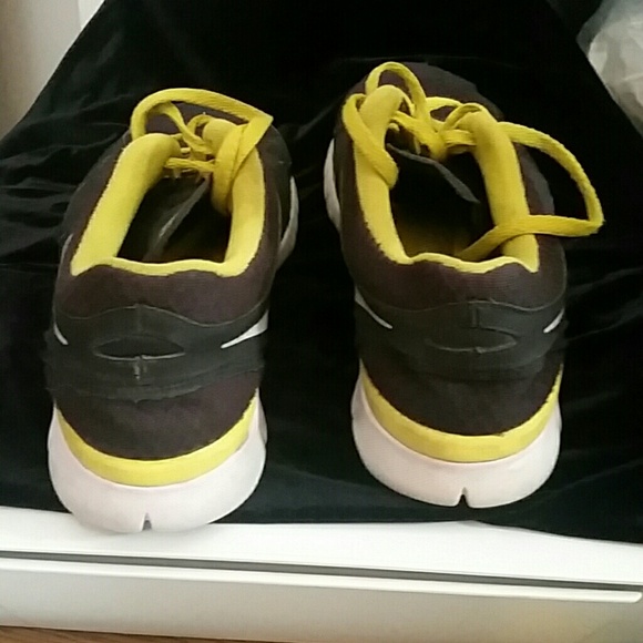 Nike shoes size 9.5 - Picture 3 of 6